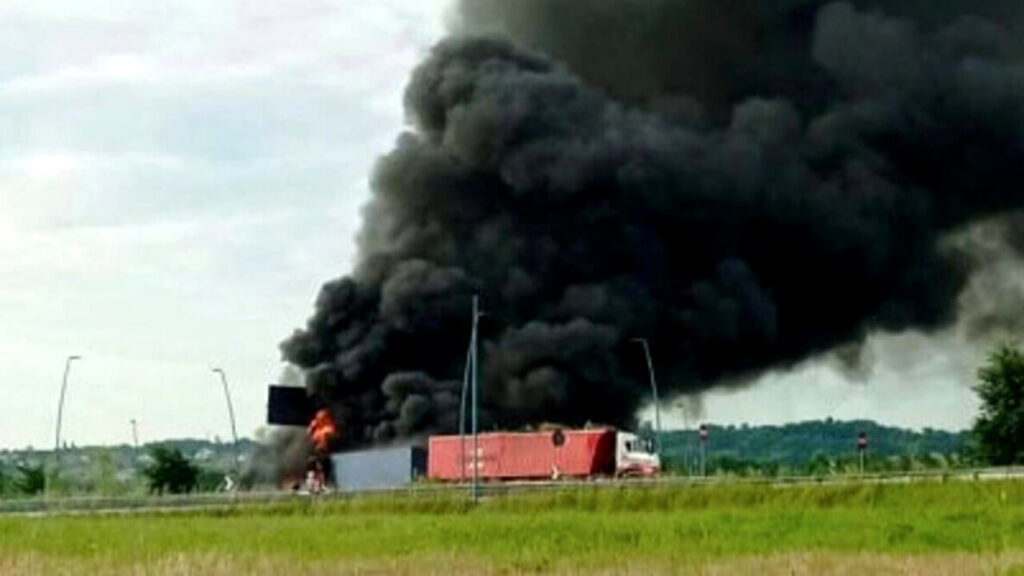 adn24 brescia | frontale tra due automezzi morti sul colpo i conducenti