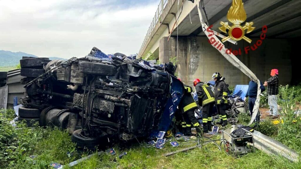 adn24 avellino | tir precipita da un viadotto autista foggiano trasportato in elisoccorso