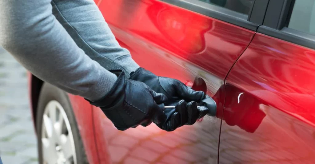 adn24 torino | diverse auto trovate con vandalizzate dai ladri nella notte