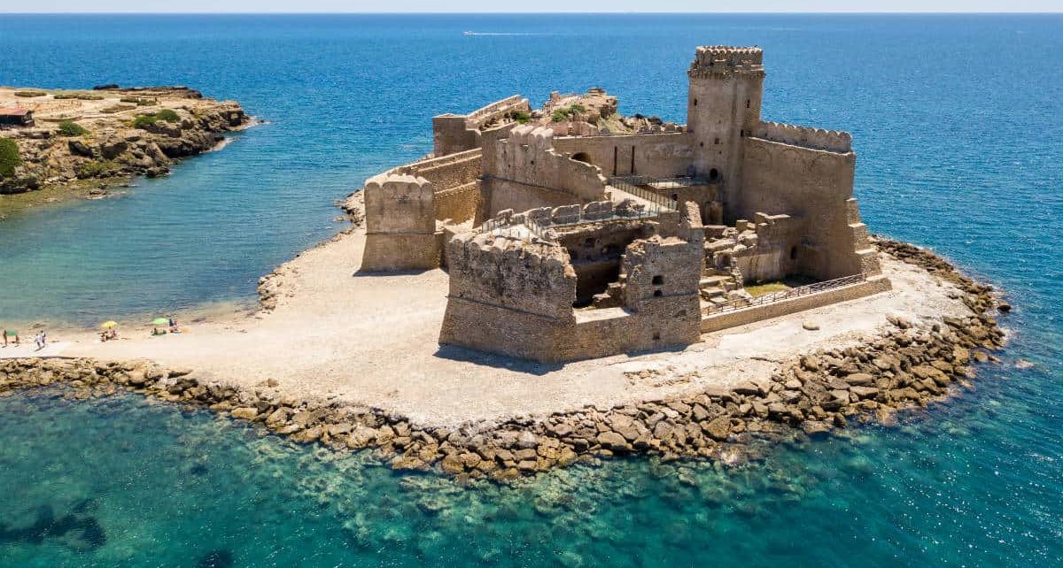 adn24 isola capo rizzuto kr | sopralluogo a le castella del direttore dei parchi archeologici