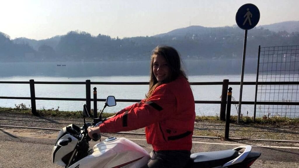 adn24 varese | tragico schianto auto moto mariagrazia brovelli muore a soli 21 anni