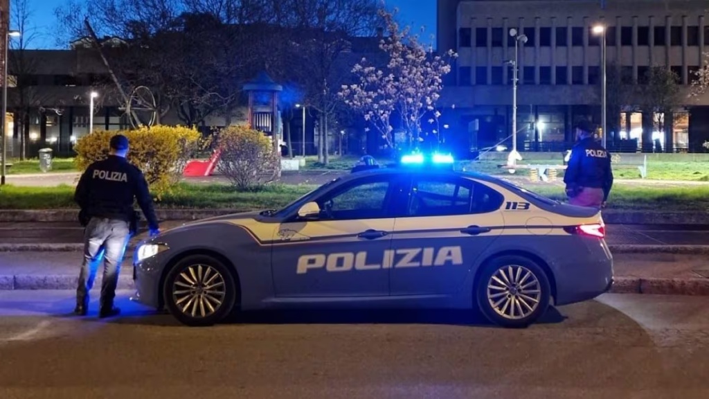 adn24 milano | pusher spaccava davanti la polizia arrestato