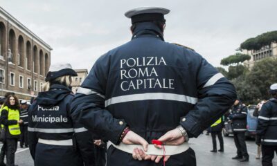  ‣ adn24 roma | turista svizzero tenta di immergersi nella fontana di trevi: multato