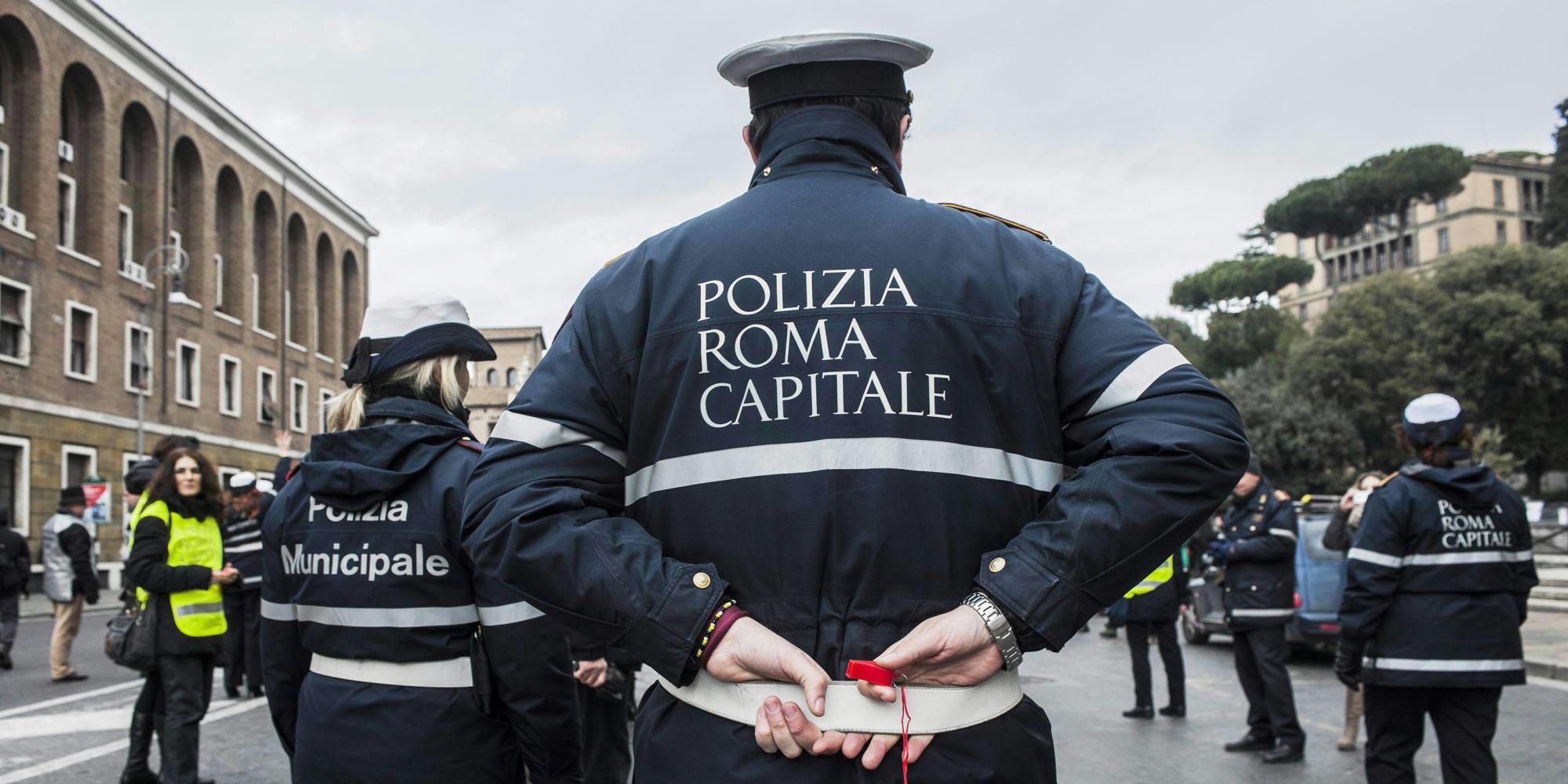 adn24 roma | turista svizzero tenta di immergersi nella fontana di trevi multato