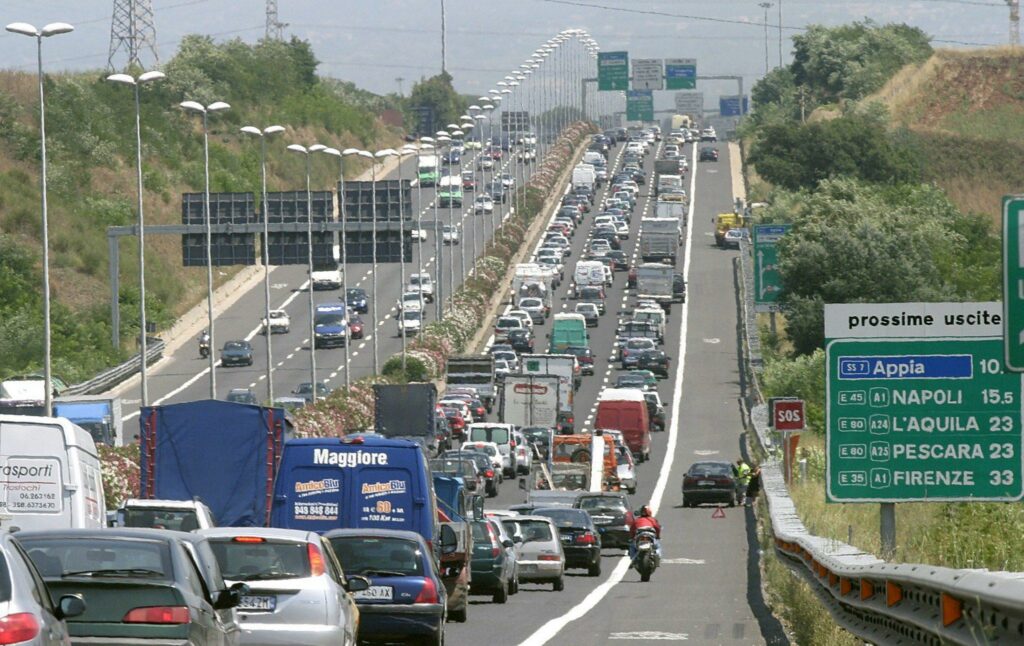 adn24 roma | lascia la figlia di 16 anni sul raccordo anulare per un insufficienza in latino denunciata