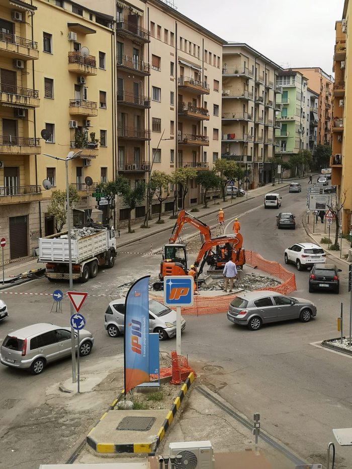 adn24 cosenza | iniziati i lavori di smantellamento rotatoria di viale della repubblica