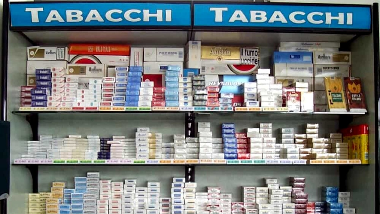 adn24 milano | ladri rubano soldi e pacchetti di sigarette in un tabacchi