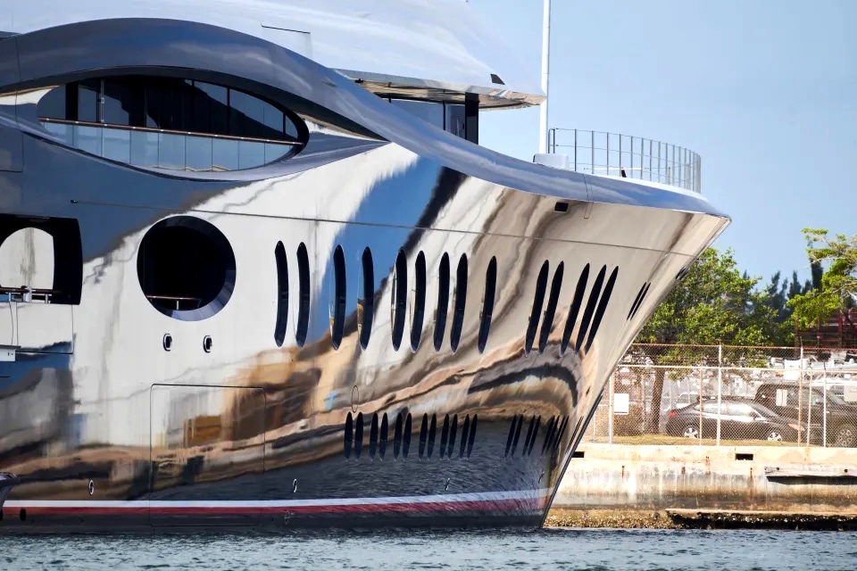 adn24 ecco il nuovo yacht extra lusso di mark zuckerberg foto