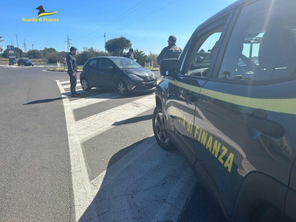 adn24 catania | arrestato dopo inseguimento a bordo trovata arma rubata