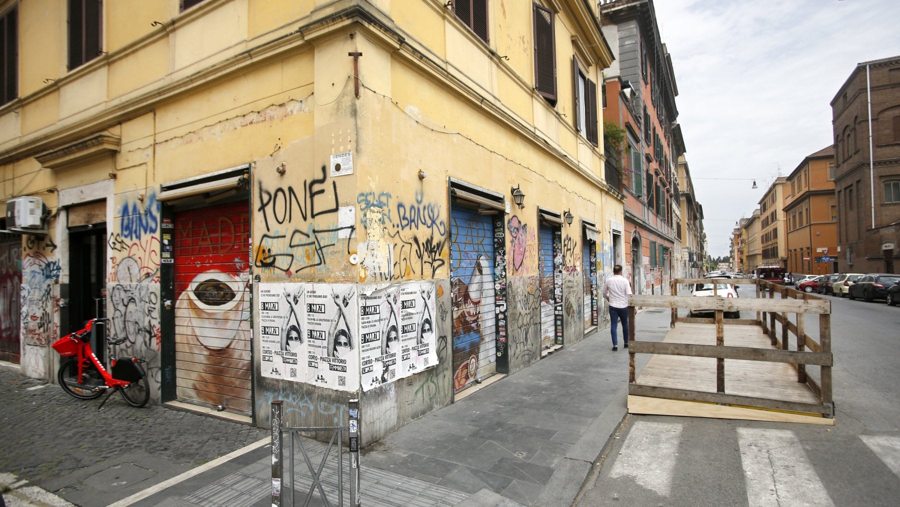 adn24 roma | rissa a san lorenzo uomo ferito con bottiglia nel parco