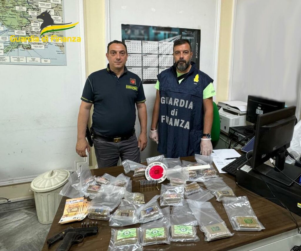 adn24 napoli | arrestato con armi e droga hashish armi e ordigni