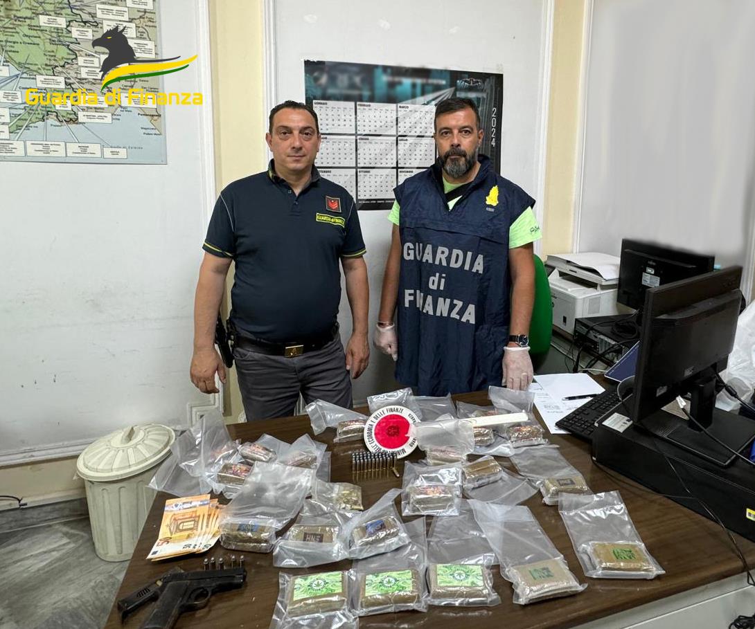 adn24 napoli | arrestato con armi e droga hashish armi e ordigni