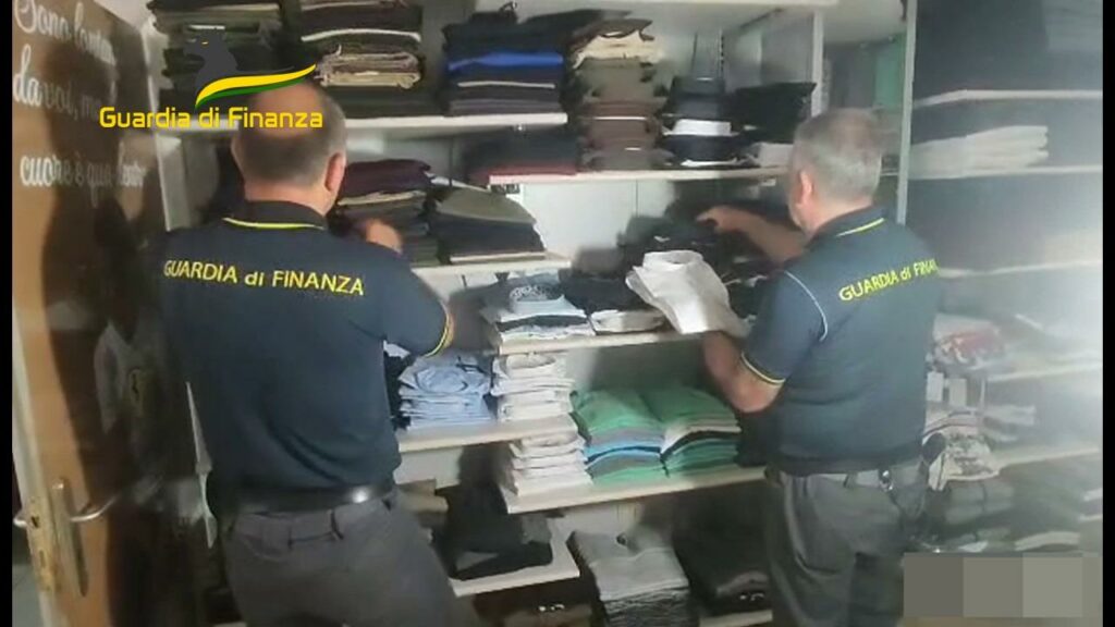 adn24 palermo | sequestrati 15 kg di droga e abbigliamento contraffatto arrestato responsabile