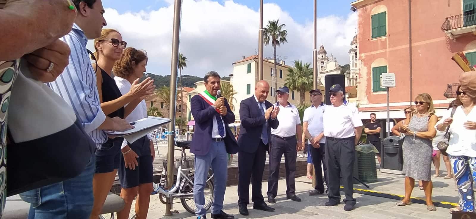 adn24 laigueglia sv | borgo marinaro in festa per la bandiera blu