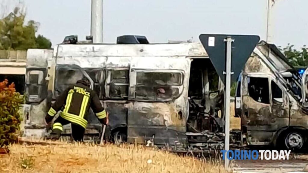 adn24 furgone della polizia in fiamme incidente sulla ss379 brindisi bari