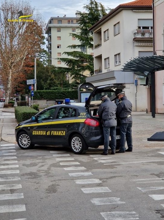 adn24 vicenza | due arresti per spaccio sequestrate droga e contanti