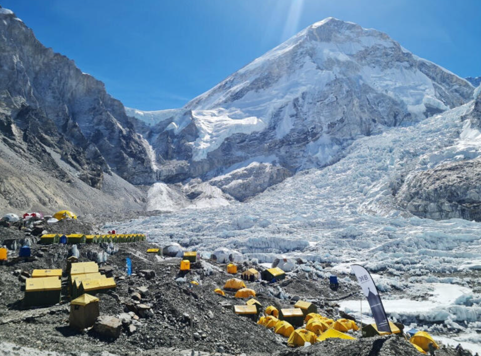 adn24 everest il cambiamento climatico scopre centinaia di corpi di alpinisti morti