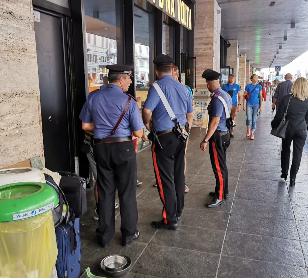 adn24 roma termini | 16enne ruba un borsello a un 62enne poi lo spinge e fugge arrestato