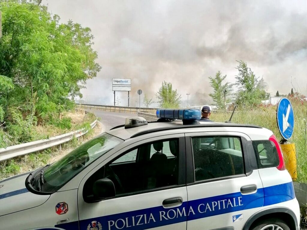 adn24 roma | maxi incendio nella zona del viadotto della magliana