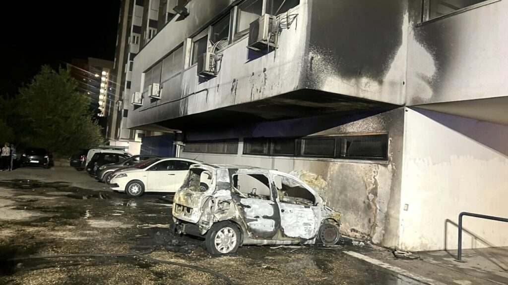  ‣ adn24 roma | tensioni e minacce: auto incendiata sotto sede municipale