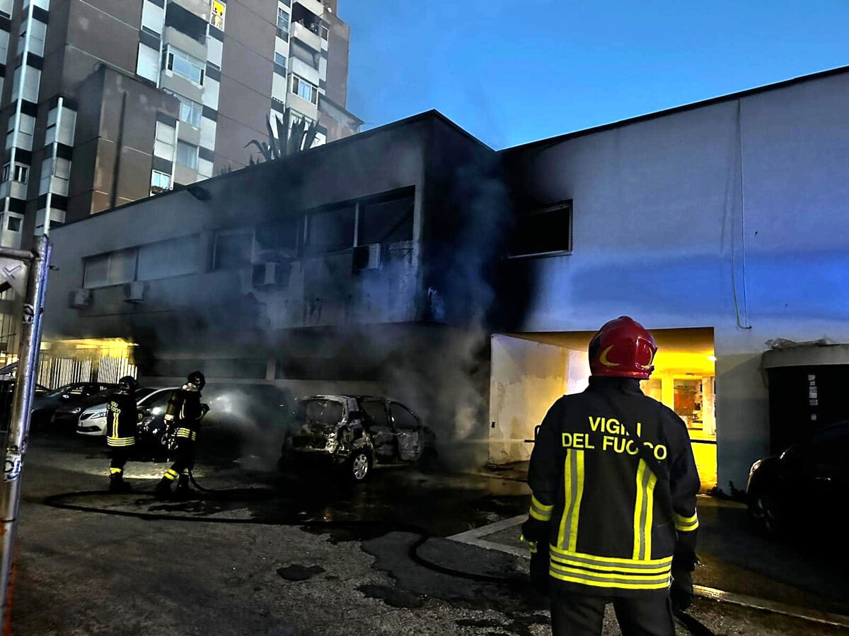  ‣ adn24 roma | tensioni e minacce: auto incendiata sotto sede municipale