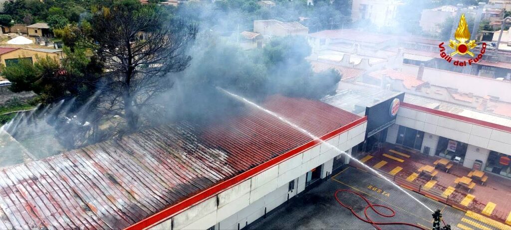 adn24 palermo | incendio al burger king di viale regione siciliana nessun ferito