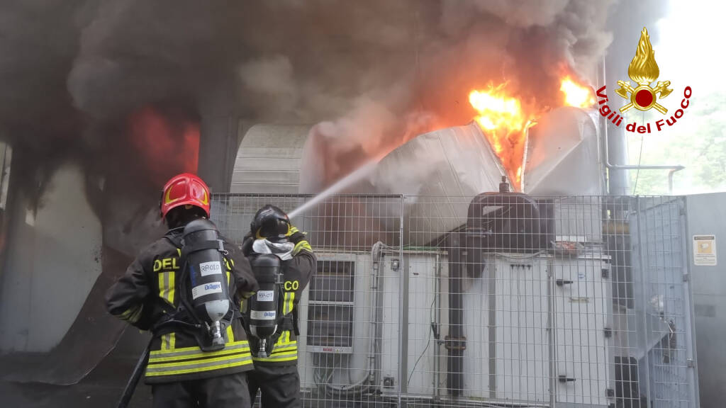 adn24 genova | incendio nella fabbrica tossini ad avegno crollato il tetto dello stabilimento