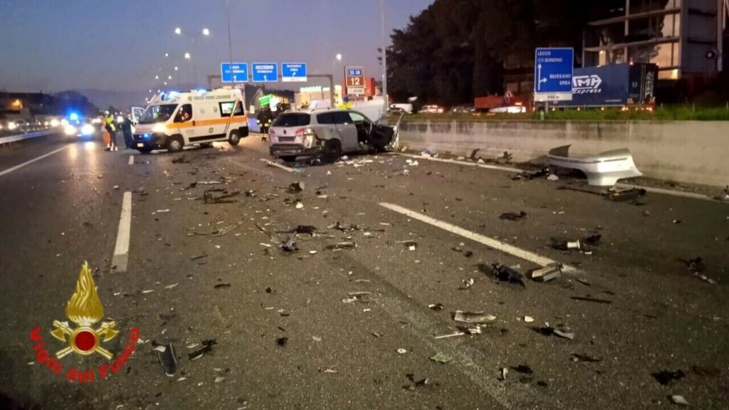 adn24 milano | incidente in via chiese auto si ribaltata 5 feriti gravi e traffico in tilt