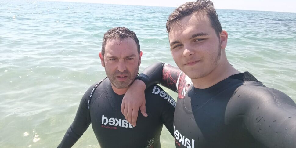 adn24 andrea lanari a nuoto per lo stretto di messina con protesi ad entrambe le braccia