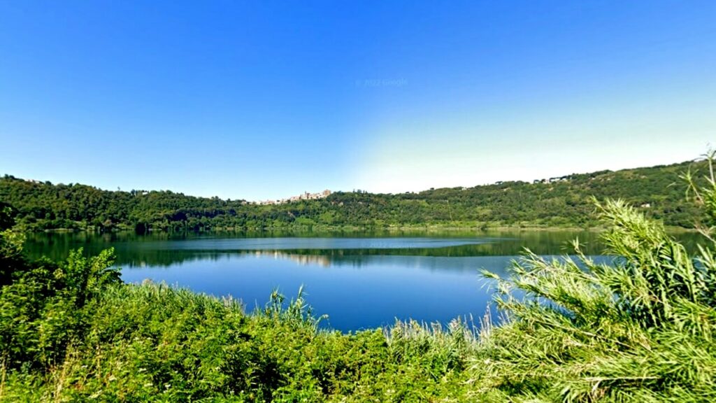 adn24 roma | giallo sulle rive del lago di nemi ritrovato cadavere in acqua indagini in corso