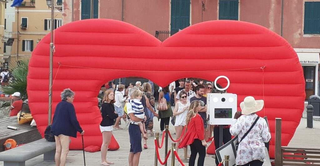 adn24 laigueglia sv | un grande cuore sul molo per la notte romantica coppiette in festa