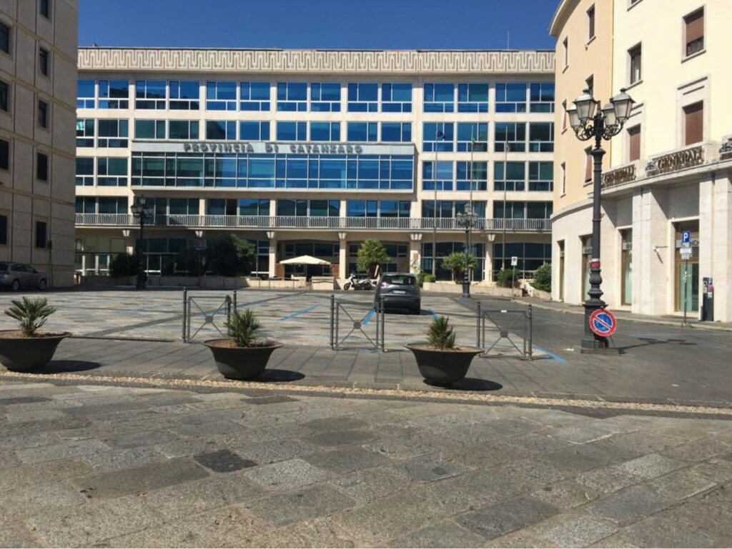 adn24 lamezia terme cz | venerdì sit in dei tirocinanti in piazza prefettura a catanzaro