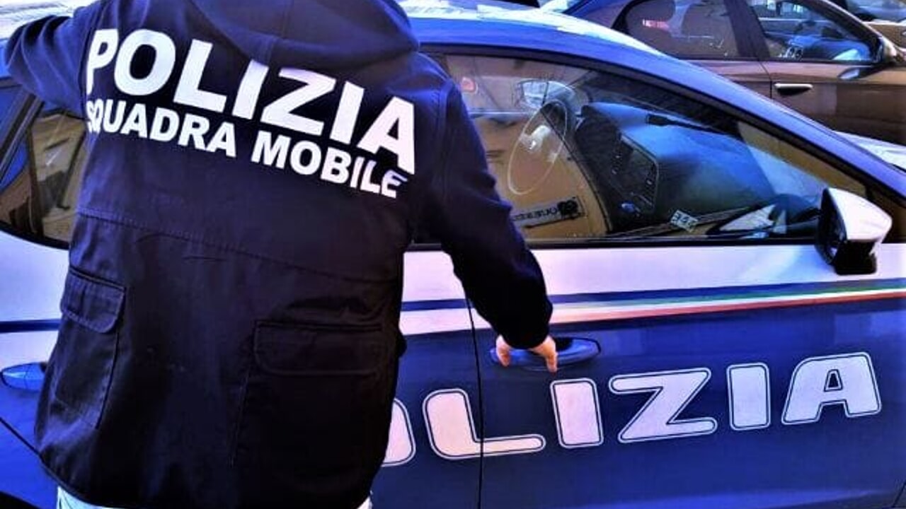 adn24 latina | guida senza patente a bordo di un motoveicolo di dubbia provenienza denunciato