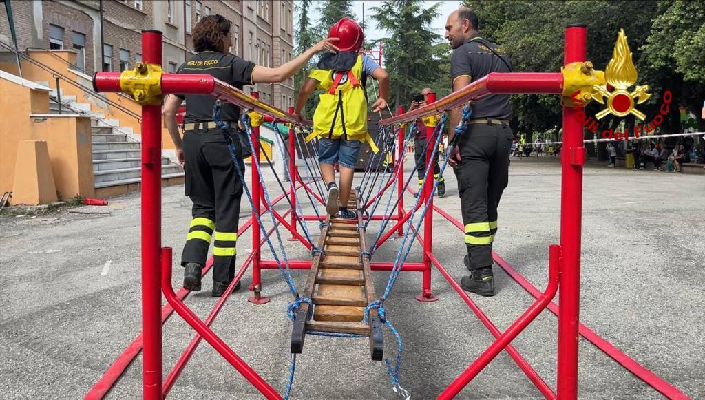 adn24 la spezia | bambini pompieri per un giorno con pompieropoli