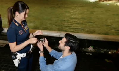  ‣ adn24 roma | proposta di matrimonio a sorpresa per una vigilessa in servizio a fontana di trevi video