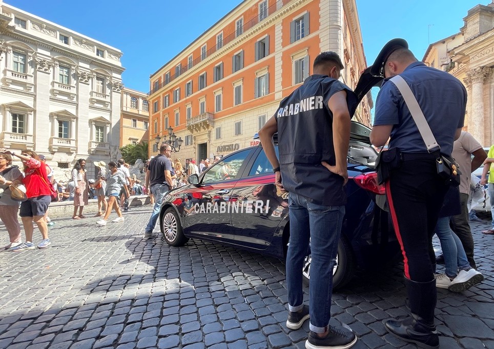 adn24 roma | intensificati i controlli dei carabinieri nel centro storico 12 arresti per furto aggravato