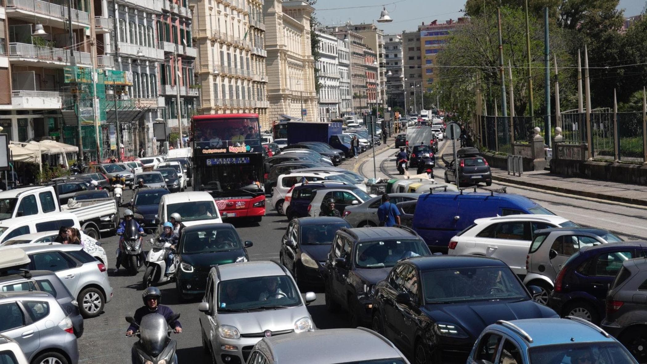 adn24 napoli | nel traffico sfonda il finestrino e rapina automobilista arrestato 24enne