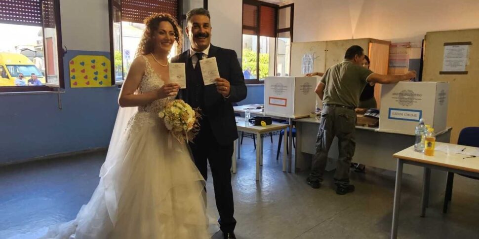  ‣ adn24 squillace (cz) | giorno del matrimonio, vestiti da sposi si presentano al seggio a votare