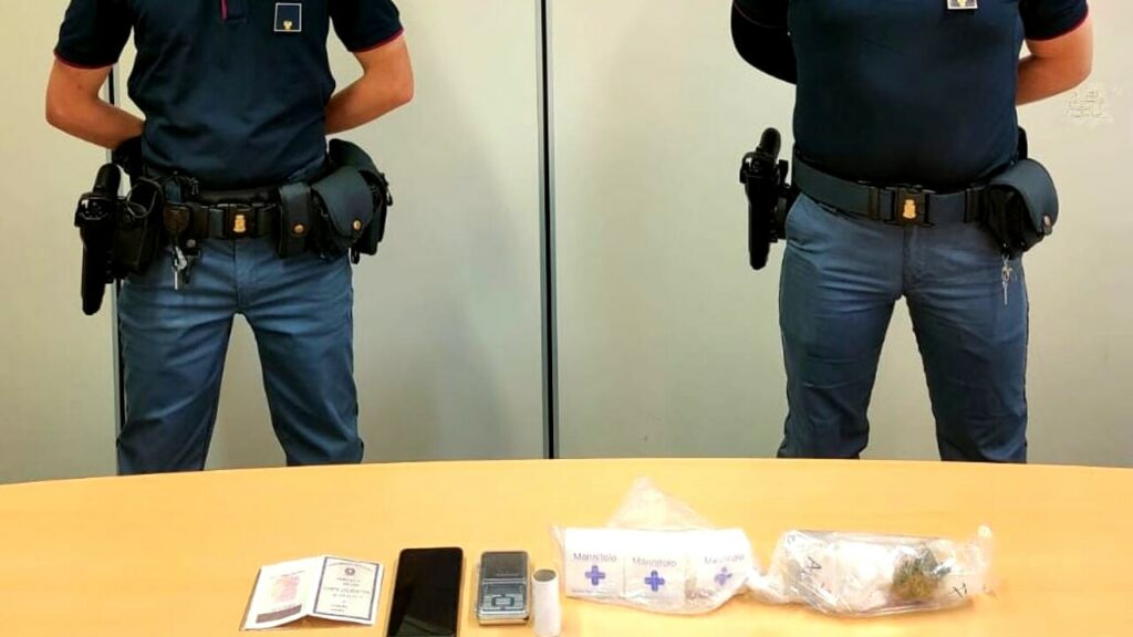 adn24 roma | spacciavano droga al bar oppure con consegna a domicilio 2 arresti