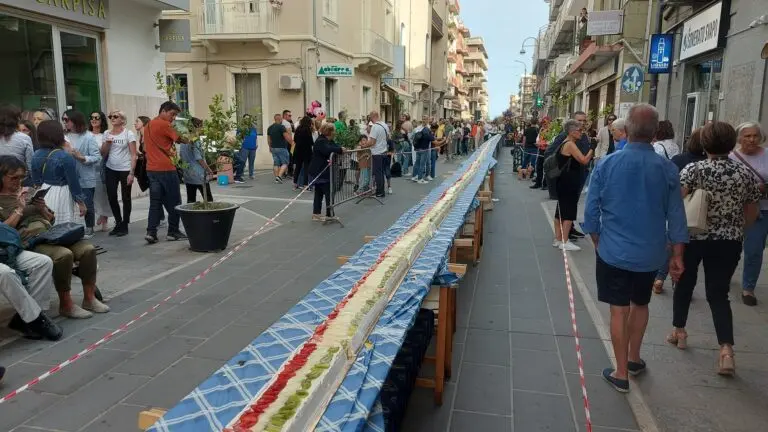 ‣ adn24 soverato (cz) | record per la torta alla frutta più lunga del mondo