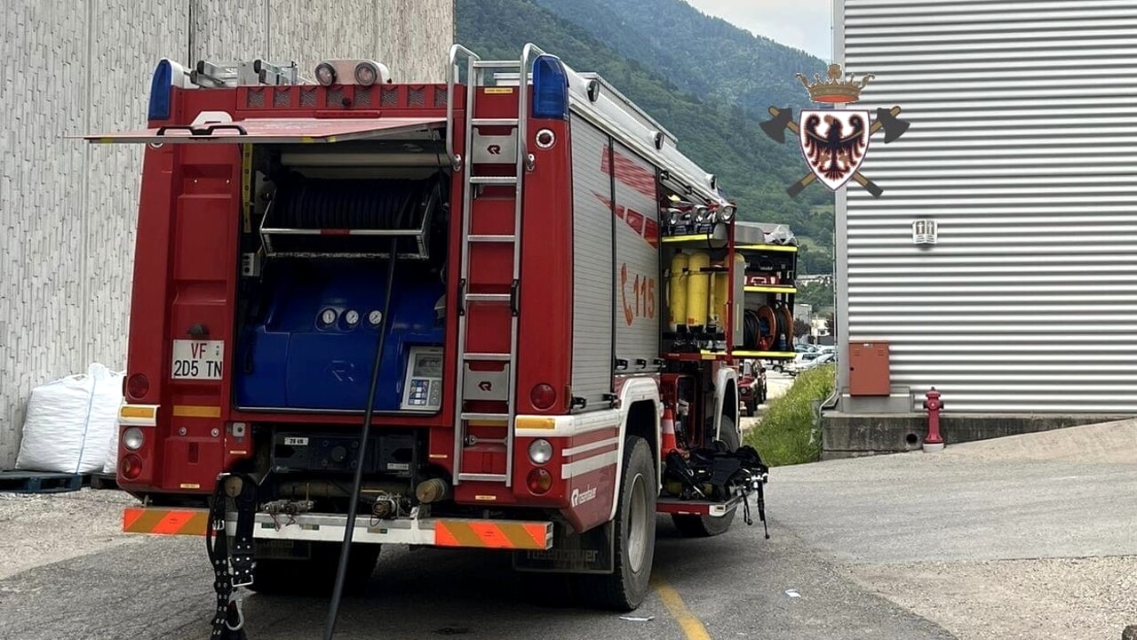  ‣ adn24 novaledo (bz) | vigile del fuoco volontario sventa incendio, fuori servizio