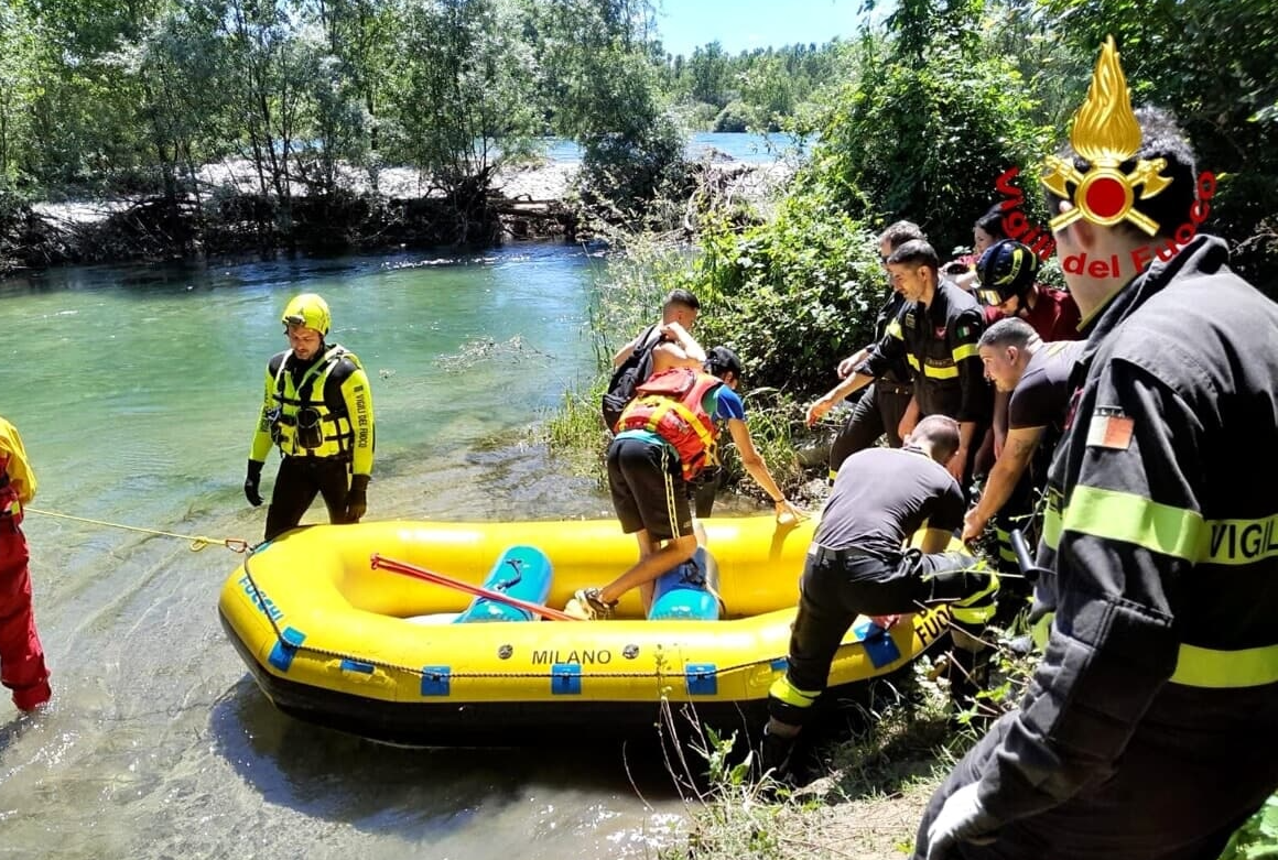 adn24 ragazzi bloccati su un isolotto nel ticino salvati dai vigili del fuoco