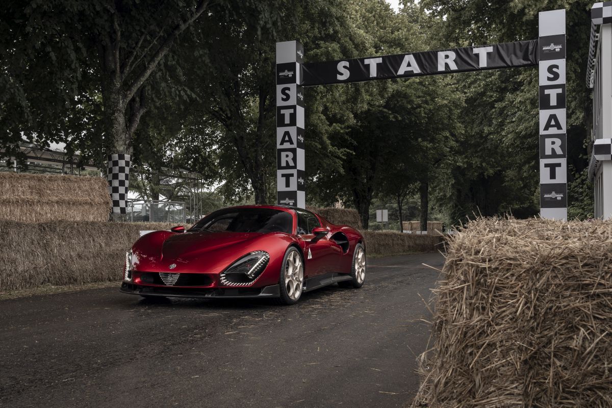 adn24 alfa romeo 33 stradale debutta nel regno unito a goodwood