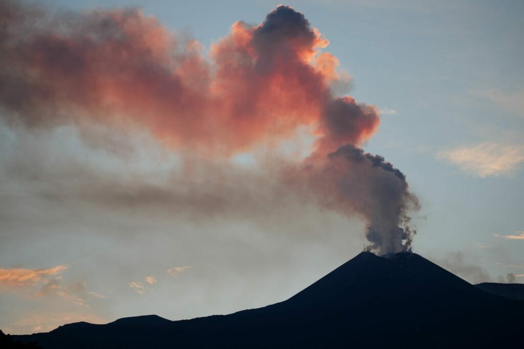 adn24 esaurita fontana di lava sulletna verso graduale riapertura aeroporto catania