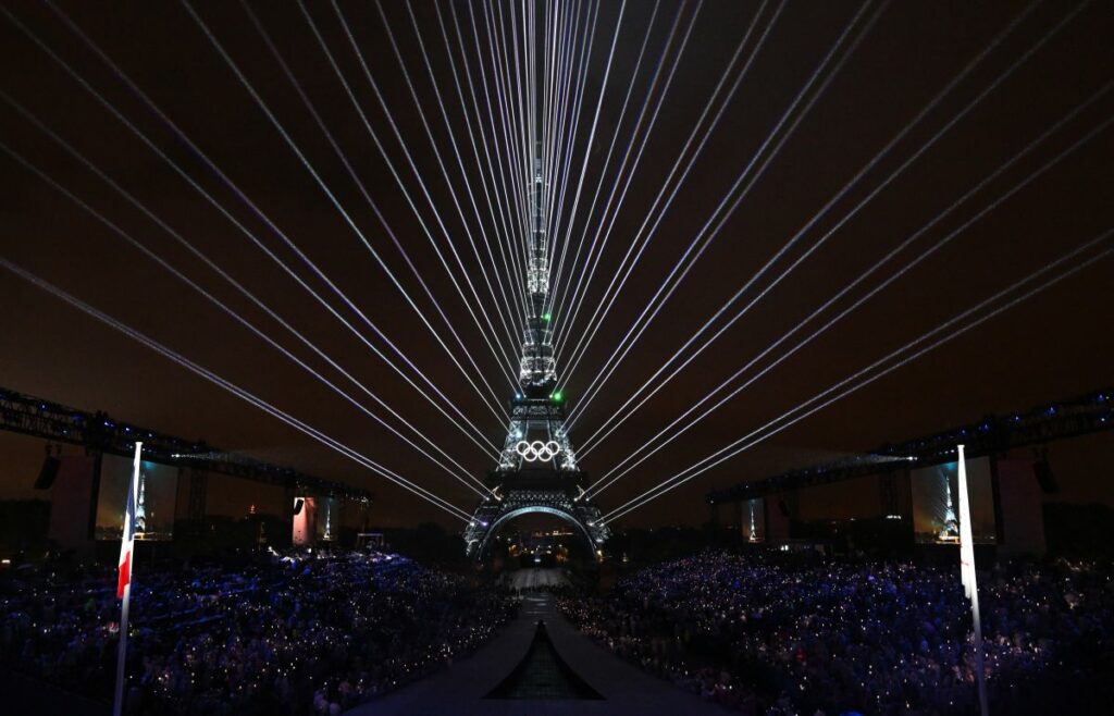 adn24 show sulla senna e gran finale al trocadero è lora di parigi