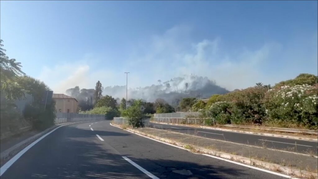 adn24 incendio roma gualtieri ipotesi rogo partito da accampamento abusivo