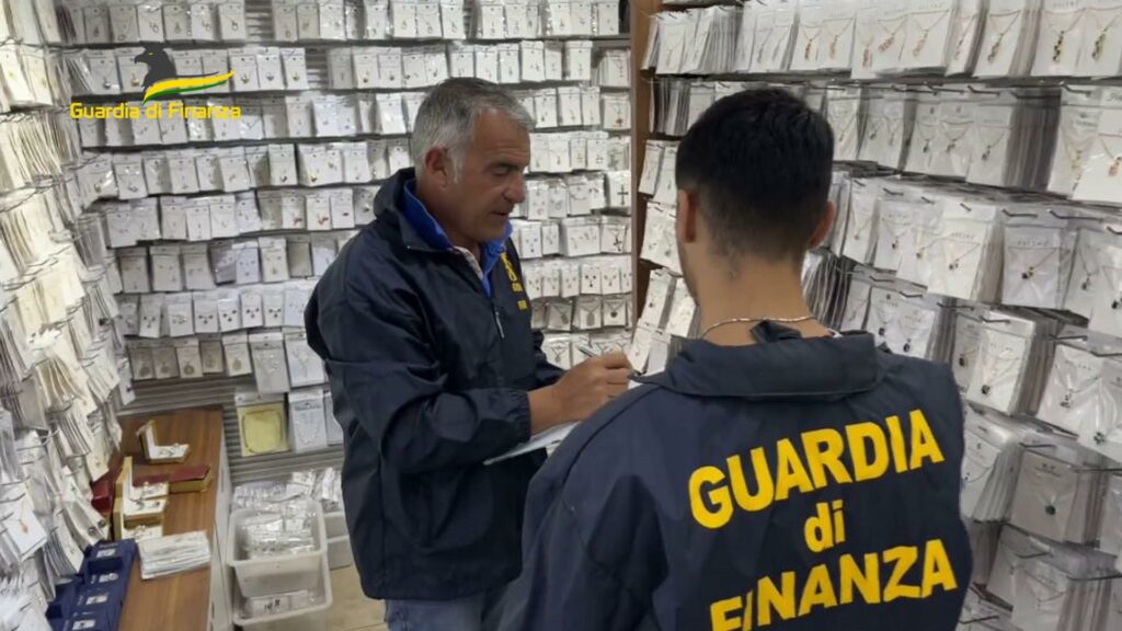 adn24 pescara | stop fake sequestrati oltre 400mila articoli di bigiotteria non sicura