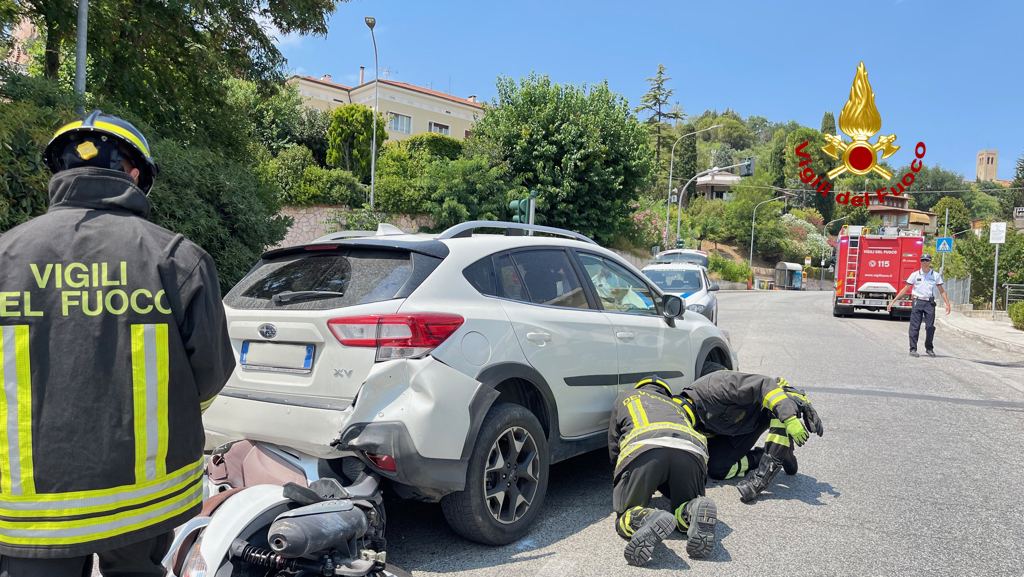 adn24 macerata | incidente stradale a recanati coinvolti scooter e auto a gpl