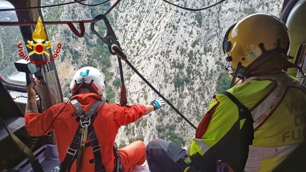 adn24 nuoro | soccorsi due escursionisti stranieri bloccati nel canyon video