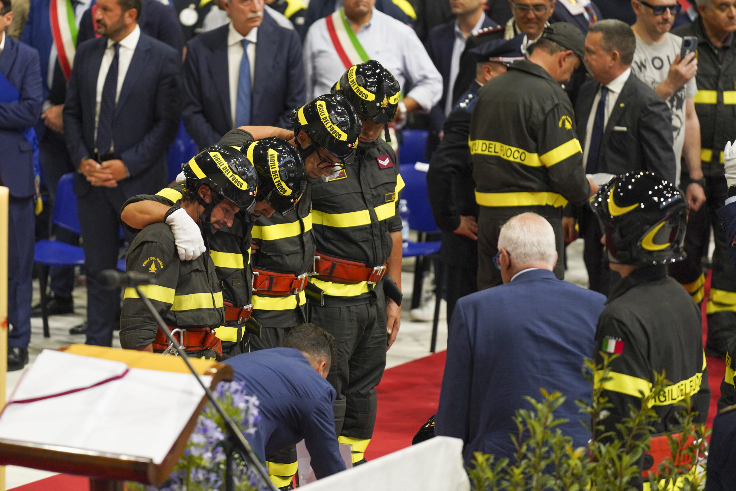 adn24 matera | lungo applauso per i due vigili del fuoco morti nelle campagne di nova siri